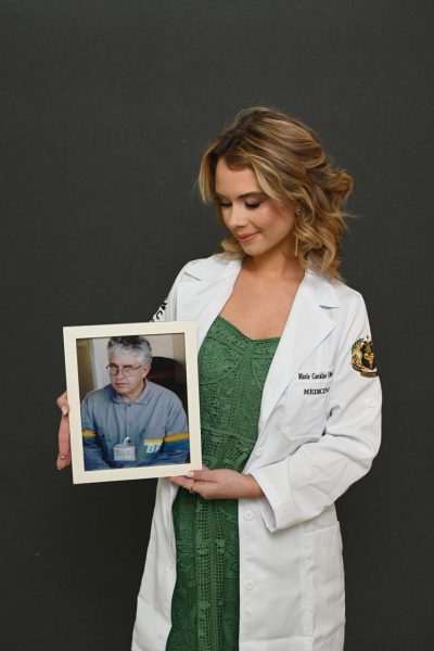 Ana Carolina com a foto do pai, José Carlos