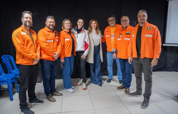 Fernanda Klitzke e Angela Albino com petroleiros. Foto: Ricardo Wolffenbuttel Fernanda Klitzke e Angela Albino com petroleiros. Foto: Ricardo Wolffenbuttel