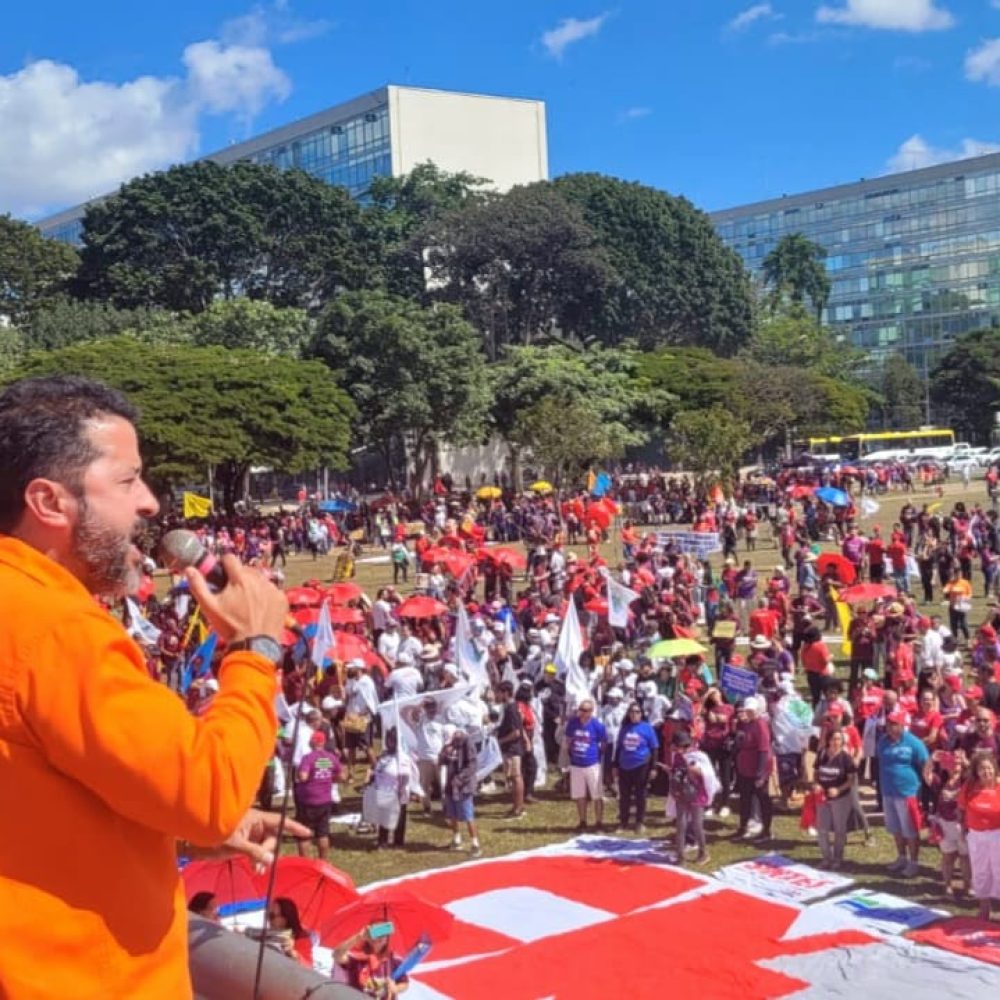 Presidente da CUT, Sérgio Nobre fala durante a marcha dos trabalhadores e trabalhadoras