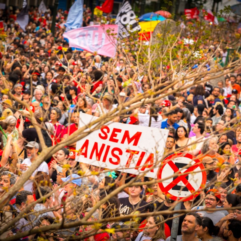Imagem da manifestação em Curitiba - Foto: Gibran Mendes