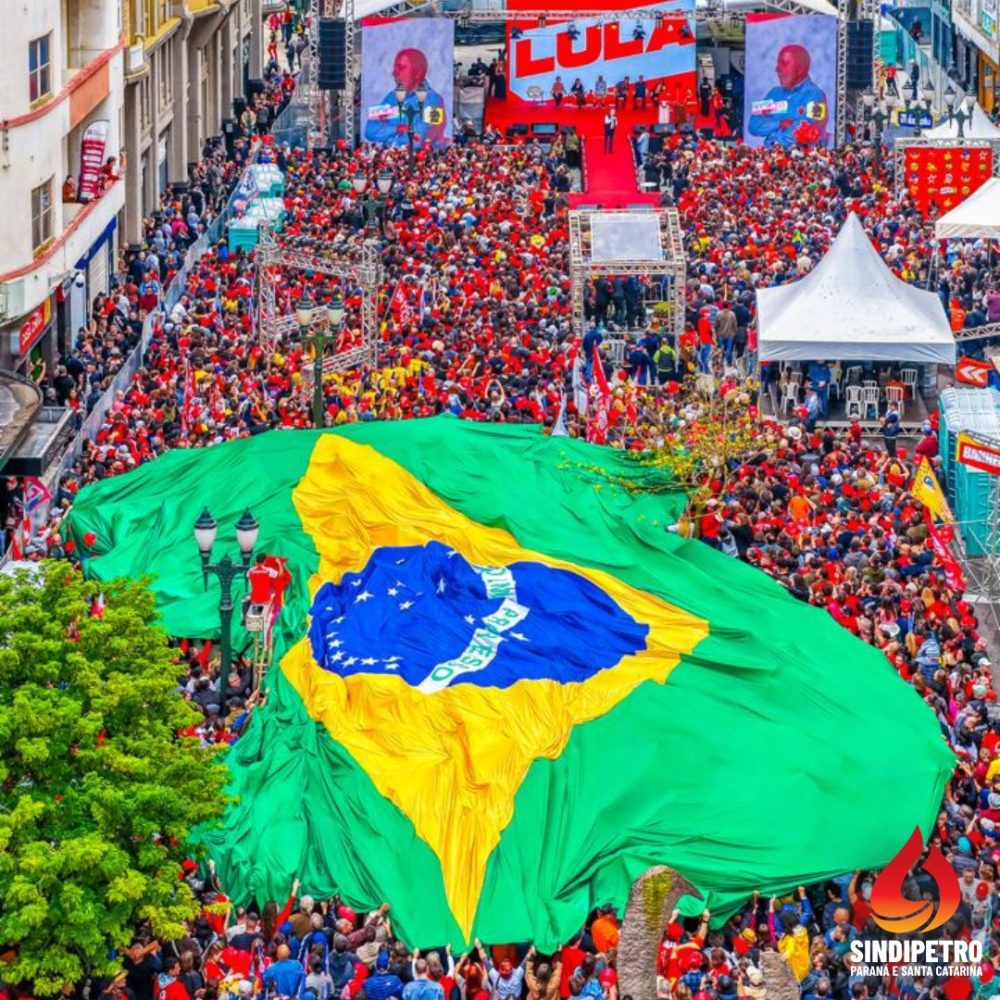 Lula reúne 20 mil pessoas em comício na Boca Maldita; petroleiros e petroquímicos recebem a missão de carregar a bandeira do Brasil