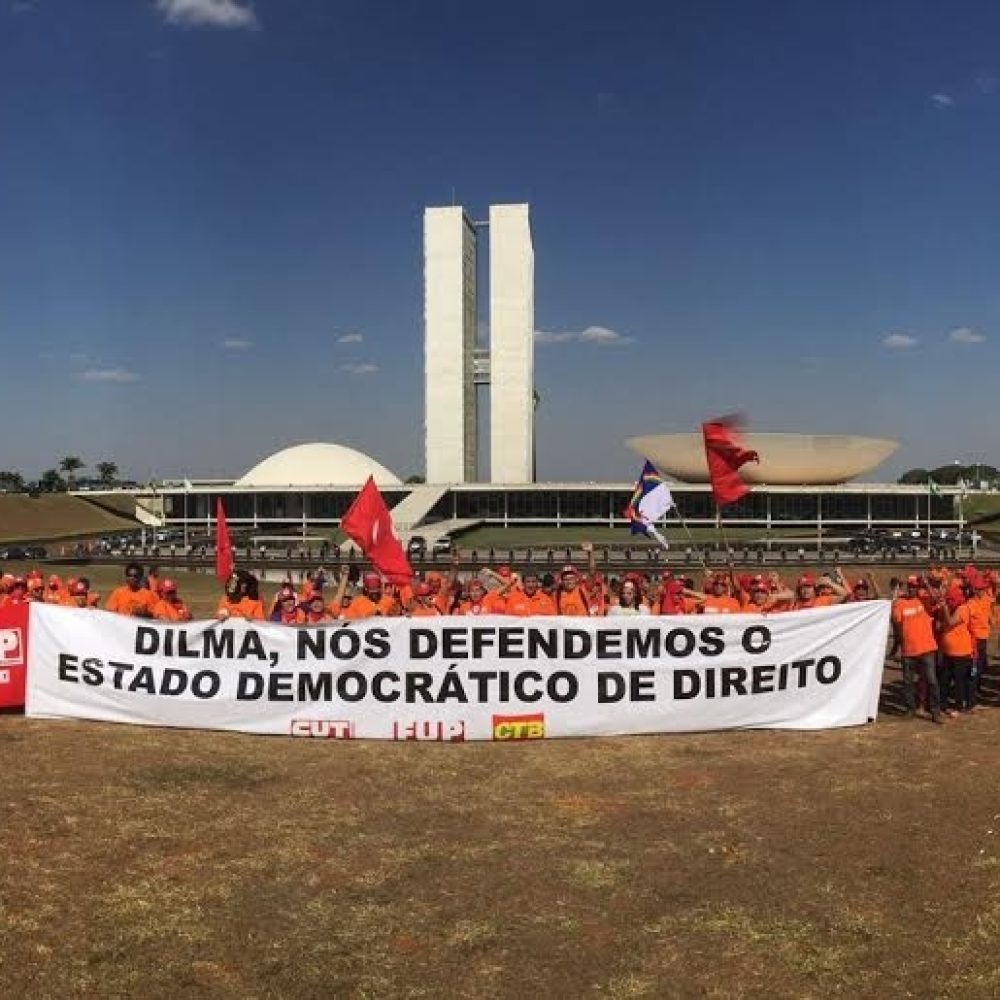 Petroleiros durante manifestação em frente ao Congresso Nacional
